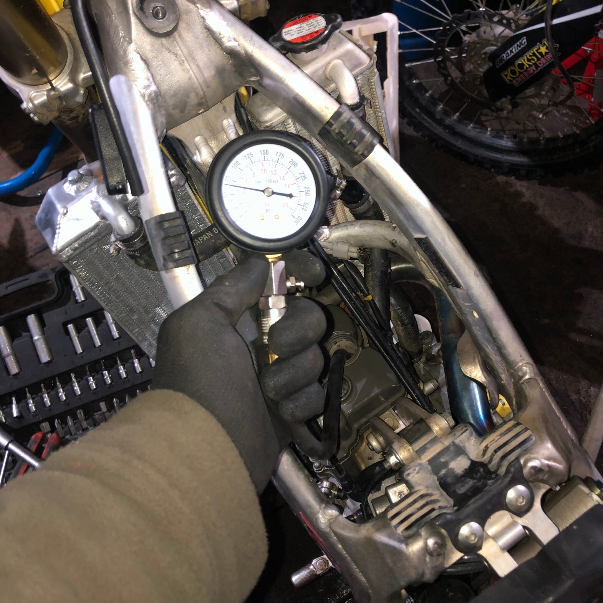 SU Suzuki RMZ250 generálna oprava spaľovacieho systému brzdového valca zadnej brzdy a výmena chladiča